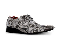 Sapatos masculinos cinza com estampa de pele de cobra e biqueira de metal.