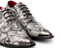 Sapatos masculinos cinza com estampa de pele de cobra e biqueira de metal.