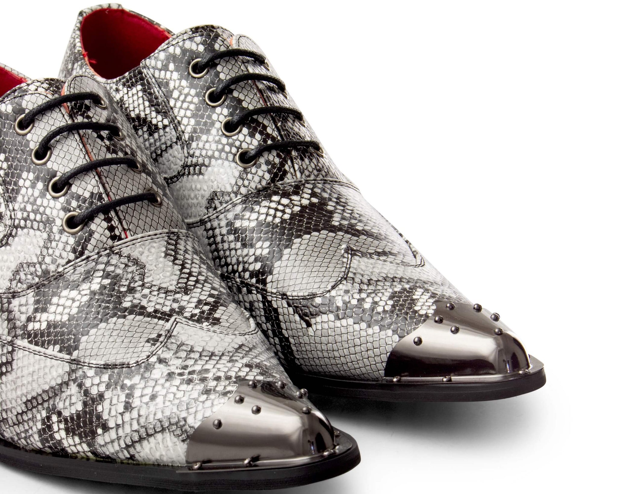 Sapatos masculinos cinza com estampa de pele de cobra e biqueira de metal.