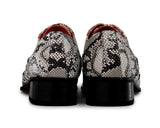 Sapatos masculinos cinza com estampa de pele de cobra e biqueira de metal.