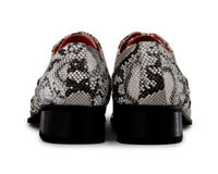 Sapatos masculinos cinza com estampa de pele de cobra e biqueira de metal.