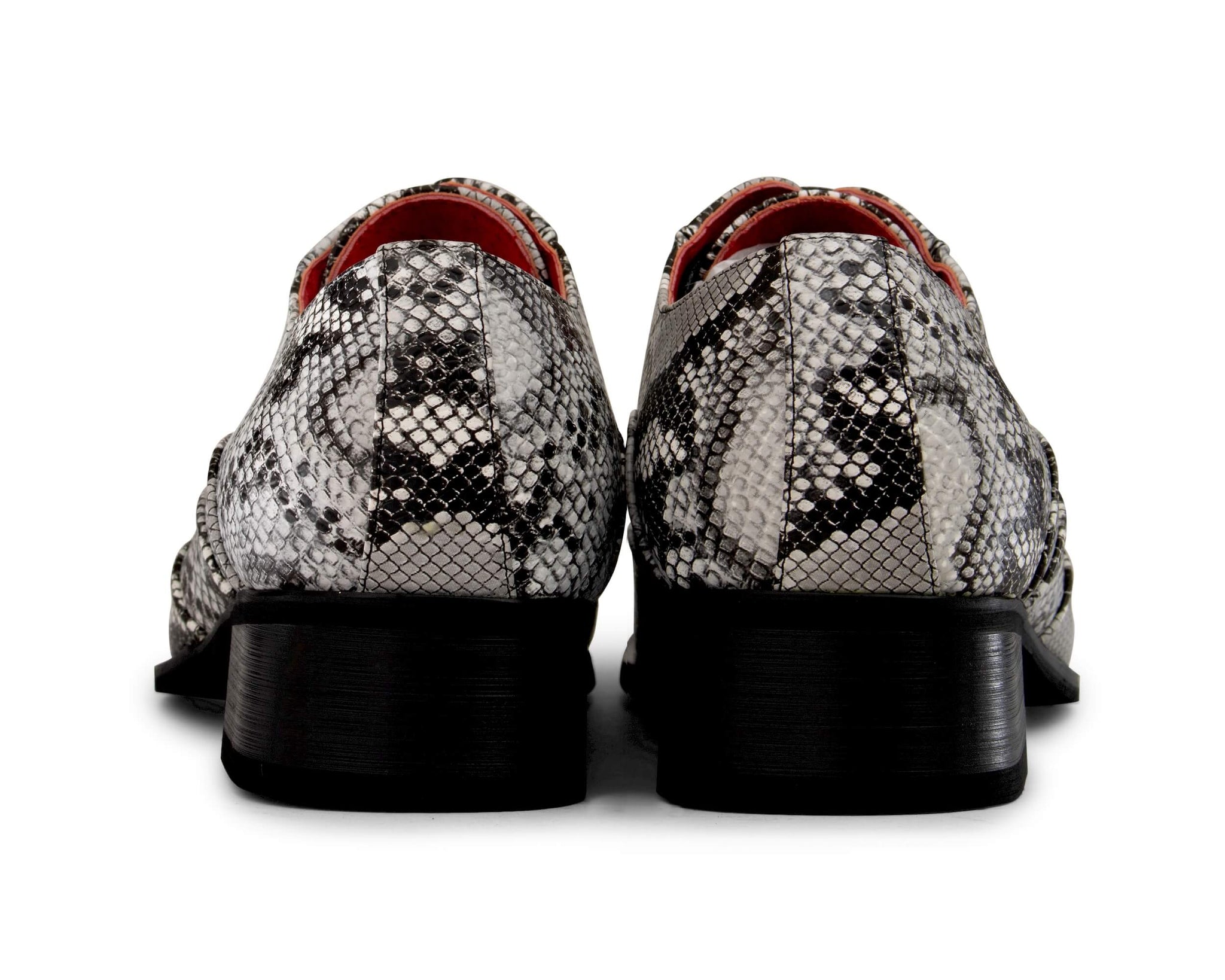 Sapatos masculinos cinza com estampa de pele de cobra e biqueira de metal.