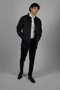 Casaco masculino de comprimento médio, leve, elegante e casual, azul marinho.