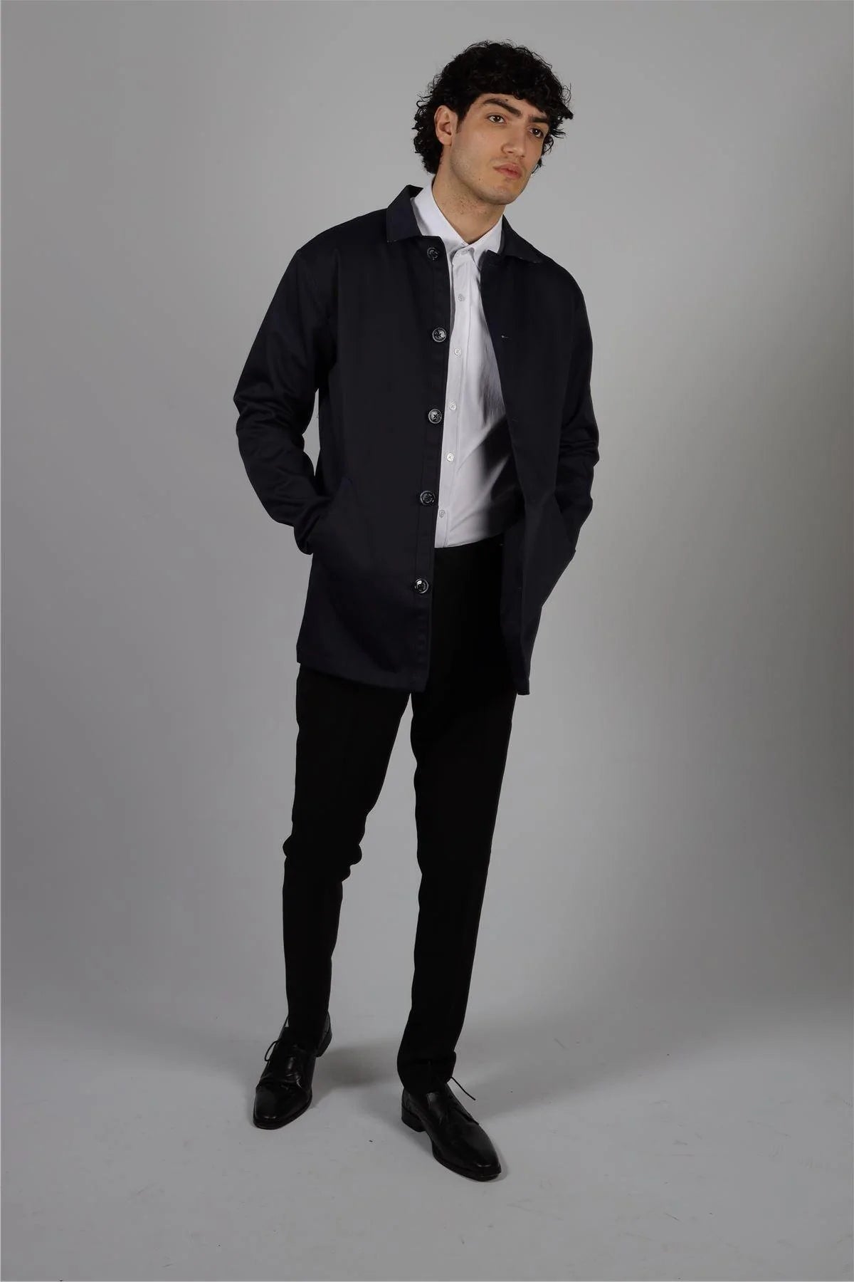 Casaco masculino de comprimento médio, leve, elegante e casual, azul marinho.