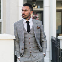 Terno de casamento masculino Francis cinza de 3 peças com xadrez marrom claro e detalhes em veludo.