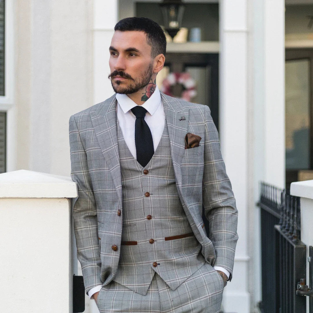 Terno de casamento masculino Francis cinza de 3 peças com xadrez marrom claro e detalhes em veludo.