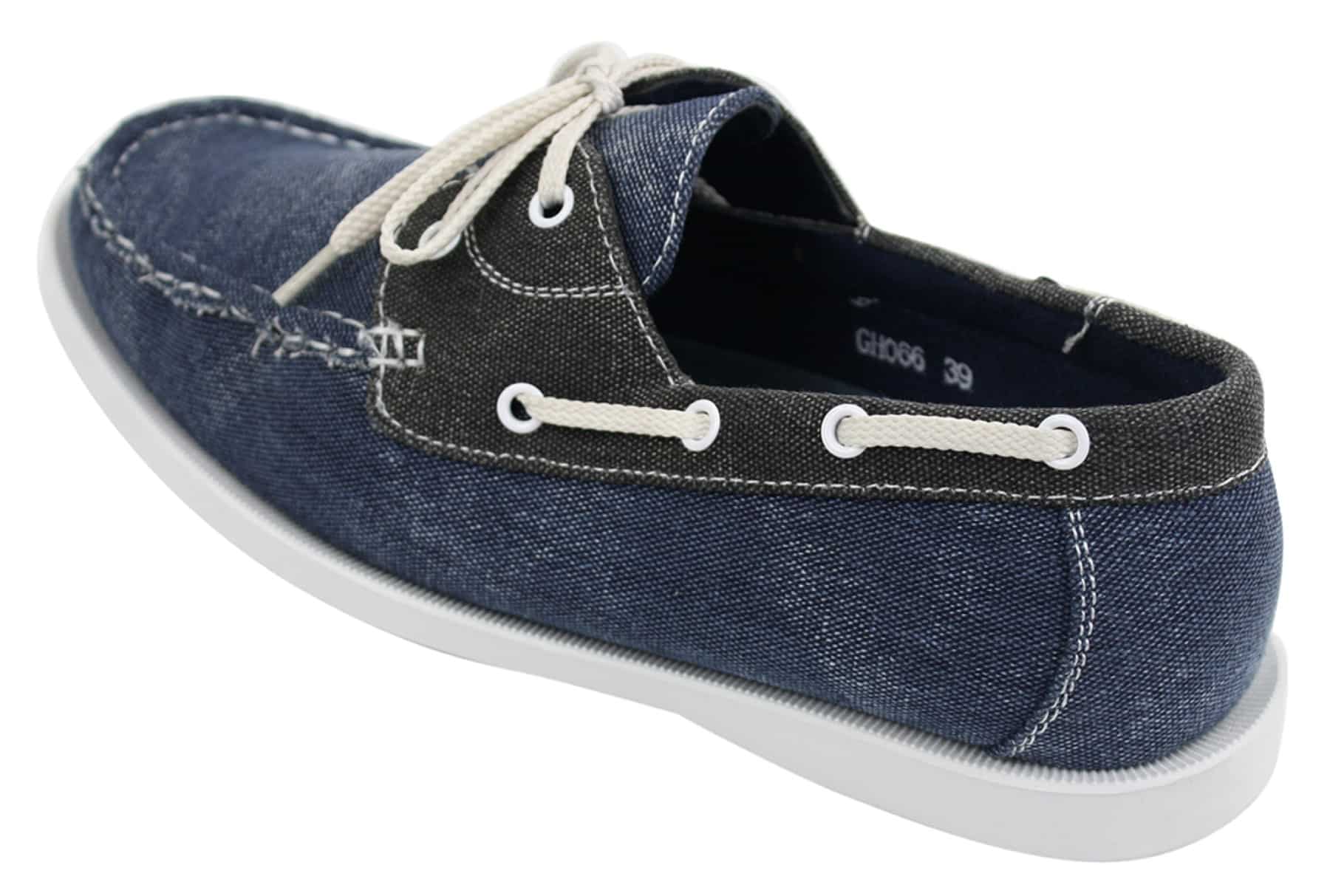Sapatos náuticos masculinos retrô de lona jeans com cadarço, nas cores azul marinho e bege.