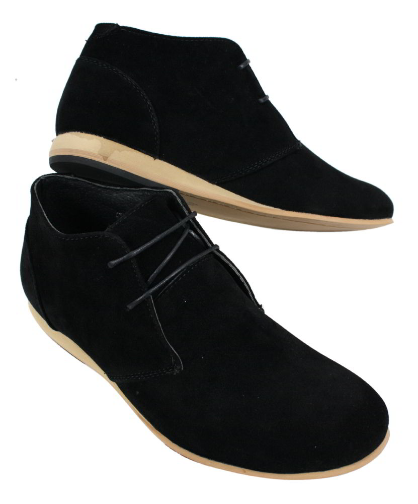 Botas masculinas estilo Chelsea de cano alto em camurça nas cores preto, bege, marrom e azul marinho.