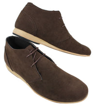 Botas masculinas estilo Chelsea de cano alto em camurça nas cores preto, bege, marrom e azul marinho.