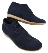 Botas masculinas estilo Chelsea de cano alto em camurça nas cores preto, bege, marrom e azul marinho.