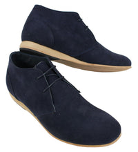 Botas masculinas estilo Chelsea de cano alto em camurça nas cores preto, bege, marrom e azul marinho.