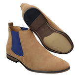 Botas Chelsea masculinas de camurça italiana, estilo slip-on, para um visual elegante e casual no deserto.