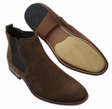 Botas Chelsea masculinas de camurça italiana, estilo slip-on, para um visual elegante e casual no deserto.