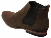 Botas Chelsea masculinas de camurça italiana, estilo slip-on, para um visual elegante e casual no deserto.