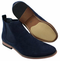Botas Chelsea masculinas de camurça italiana, estilo slip-on, para um visual elegante e casual no deserto.