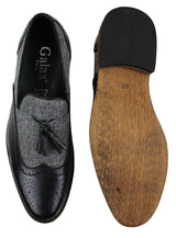 Mocassins masculinos de tweed e couro, estilo mocassim, com detalhe de borla, design vintage retrô.