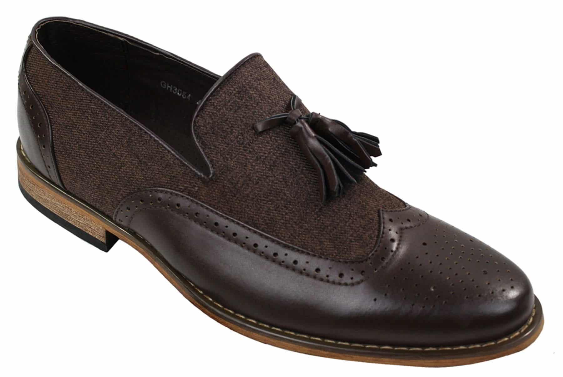Mocassins masculinos de tweed e couro, estilo mocassim, com detalhe de borla, design vintage retrô.