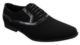 Sapatos masculinos pretos com cadarço, estilo casual elegante, em camurça com detalhes em couro envernizado brilhante.
