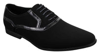 Sapatos masculinos pretos com cadarço, estilo casual elegante, em camurça com detalhes em couro envernizado brilhante.