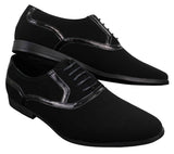 Sapatos masculinos pretos com cadarço, estilo casual elegante, em camurça com detalhes em couro envernizado brilhante.