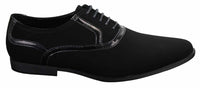Sapatos masculinos pretos com cadarço, estilo casual elegante, em camurça com detalhes em couro envernizado brilhante.