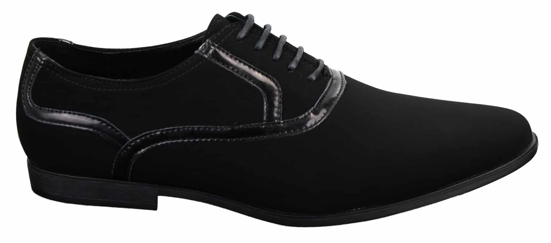 Sapatos masculinos pretos com cadarço, estilo casual elegante, em camurça com detalhes em couro envernizado brilhante.
