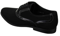Sapatos masculinos pretos com cadarço, estilo casual elegante, em camurça com detalhes em couro envernizado brilhante.