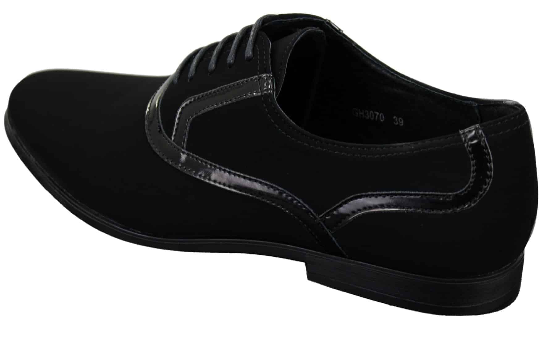 Sapatos masculinos pretos com cadarço, estilo casual elegante, em camurça com detalhes em couro envernizado brilhante.