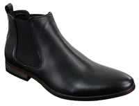 Sapatos masculinos pretos com cadarço, estilo casual elegante, em camurça com detalhes em couro envernizado brilhante.