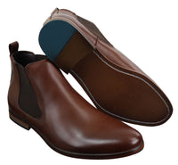 Sapatos masculinos pretos com cadarço, estilo casual elegante, em camurça com detalhes em couro envernizado brilhante.