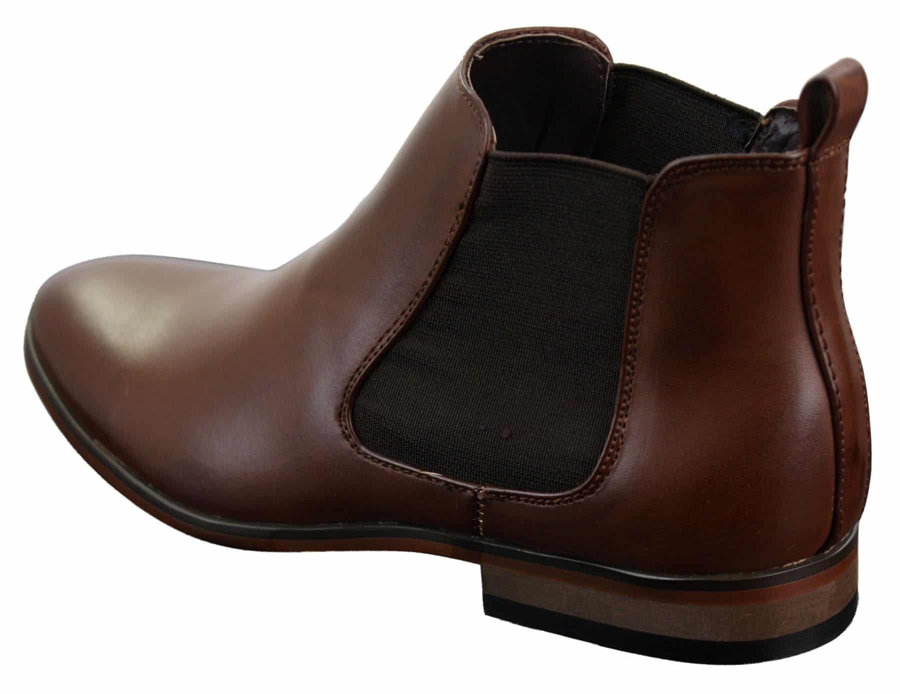 Sapatos masculinos pretos com cadarço, estilo casual elegante, em camurça com detalhes em couro envernizado brilhante.