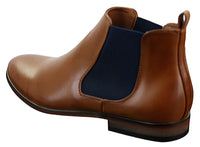 Sapatos masculinos pretos com cadarço, estilo casual elegante, em camurça com detalhes em couro envernizado brilhante.