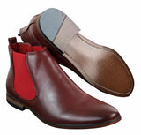 Sapatos masculinos pretos com cadarço, estilo casual elegante, em camurça com detalhes em couro envernizado brilhante.