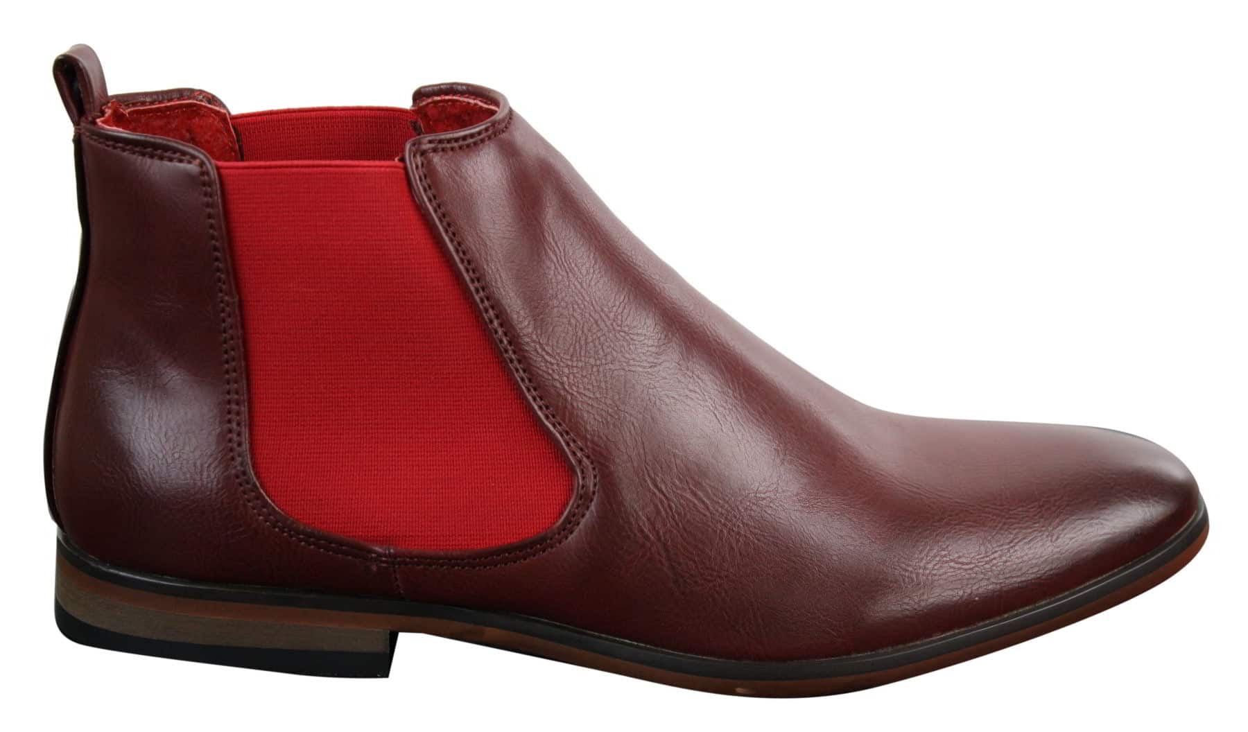 Sapatos masculinos pretos com cadarço, estilo casual elegante, em camurça com detalhes em couro envernizado brilhante.