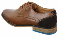 Sapatos sociais masculinos Galax GH3117, com cadarço, em couro clássico marrom-claro e camurça preta.