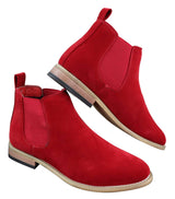 Botas Chelsea masculinas de camurça italiana, estilo slip-on, para um visual elegante e casual no deserto.