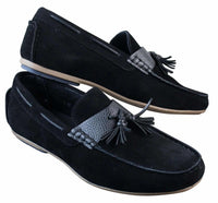 Mocassins masculinos de couro com forro interno em camurça sintética e detalhes em borla, estilo casual elegante.