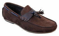 Mocassins masculinos de couro com forro interno em camurça sintética e detalhes em borla, estilo casual elegante.