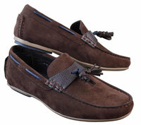 Mocassins masculinos de couro com forro interno em camurça sintética e detalhes em borla, estilo casual elegante.