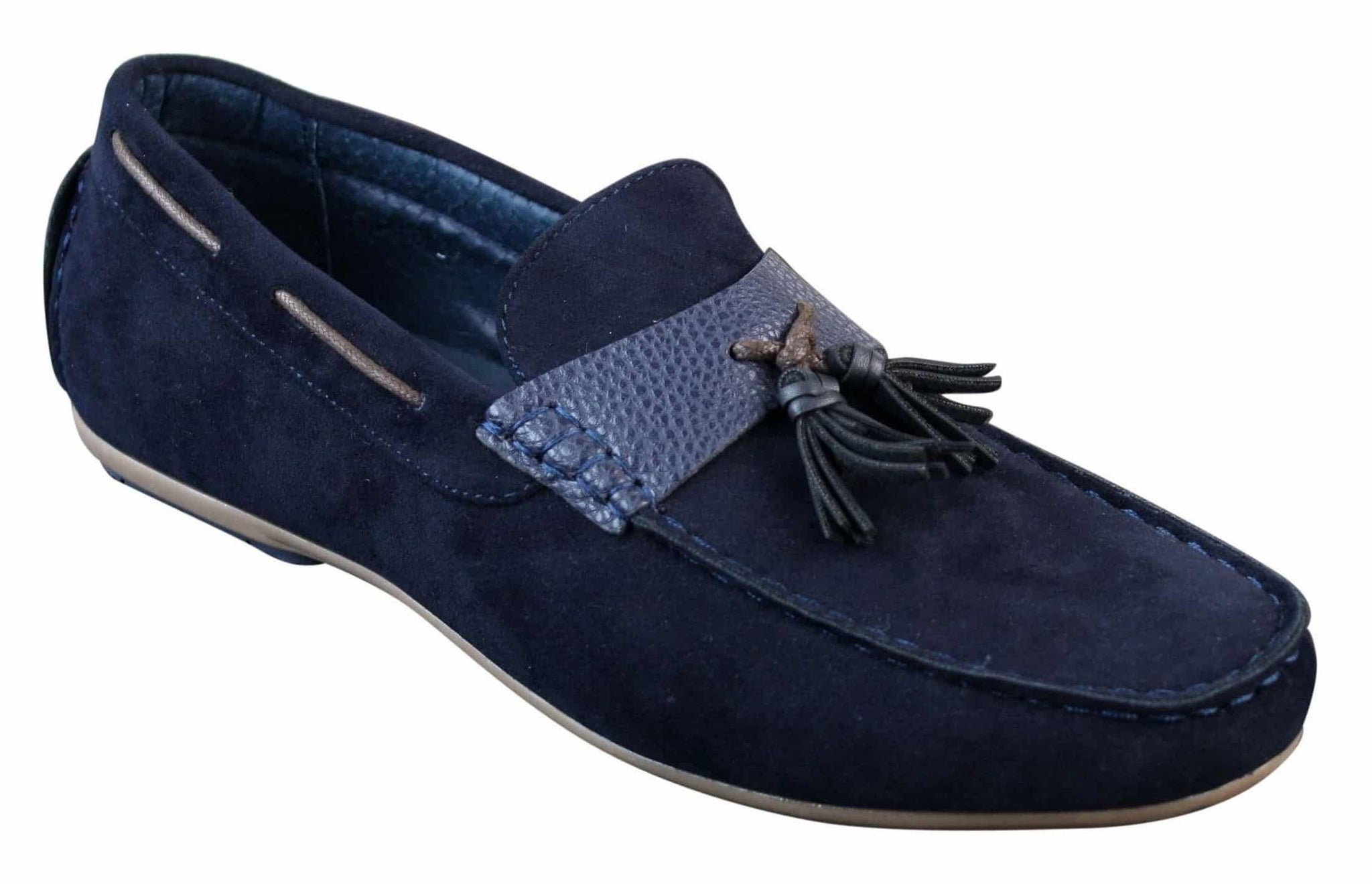 Mocassins masculinos de couro com forro interno em camurça sintética e detalhes em borla, estilo casual elegante.