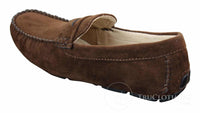 Sapatos masculinos de camurça, estilo mocassim, elegantes e casuais, nas cores marrom e bege.