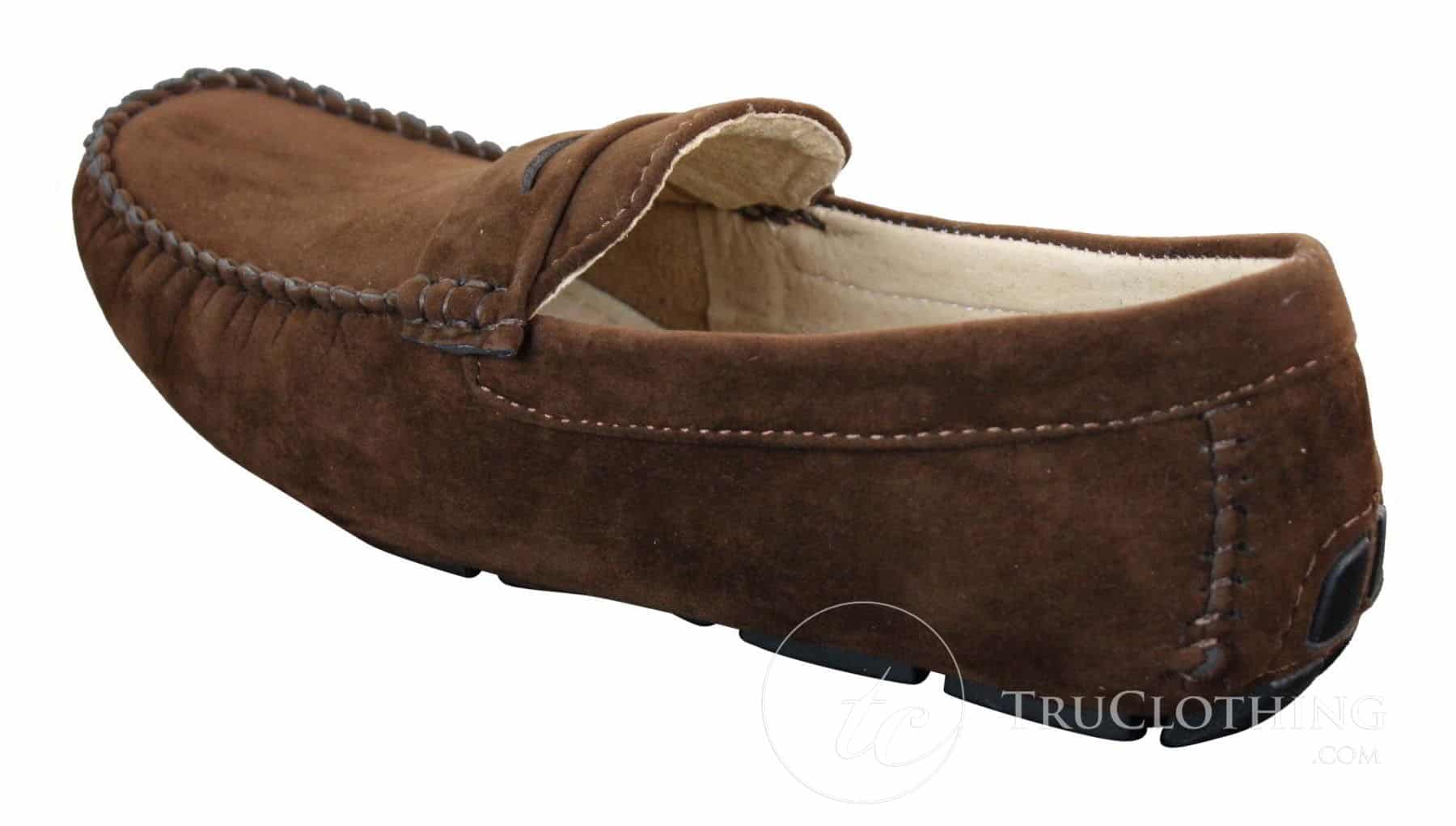Sapatos masculinos de camurça, estilo mocassim, elegantes e casuais, nas cores marrom e bege.