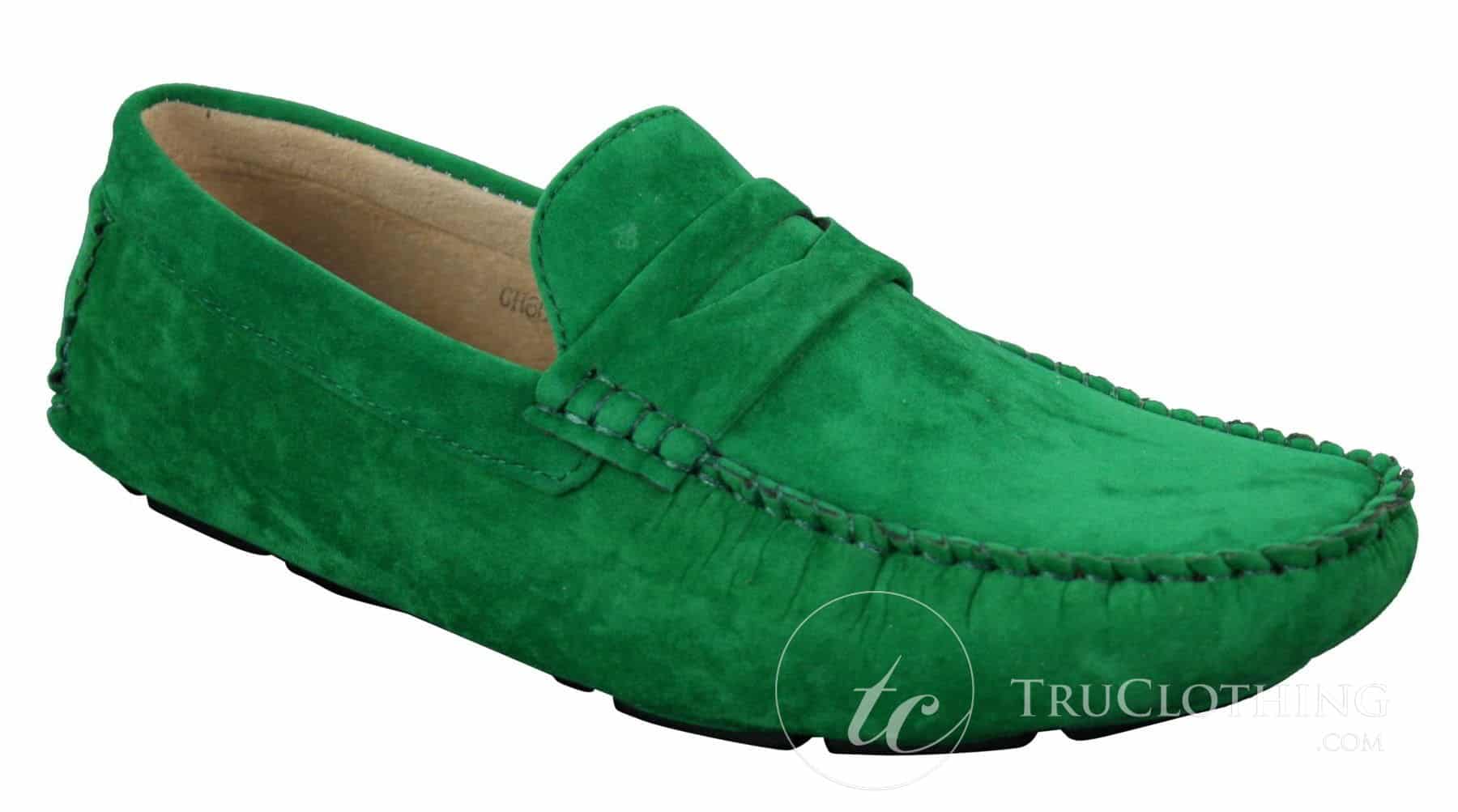 Sapatos masculinos de camurça, estilo mocassim, elegantes e casuais, nas cores marrom e bege.