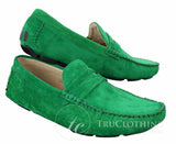 Sapatos masculinos de camurça, estilo mocassim, elegantes e casuais, nas cores marrom e bege.
