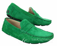 Sapatos masculinos de camurça, estilo mocassim, elegantes e casuais, nas cores marrom e bege.