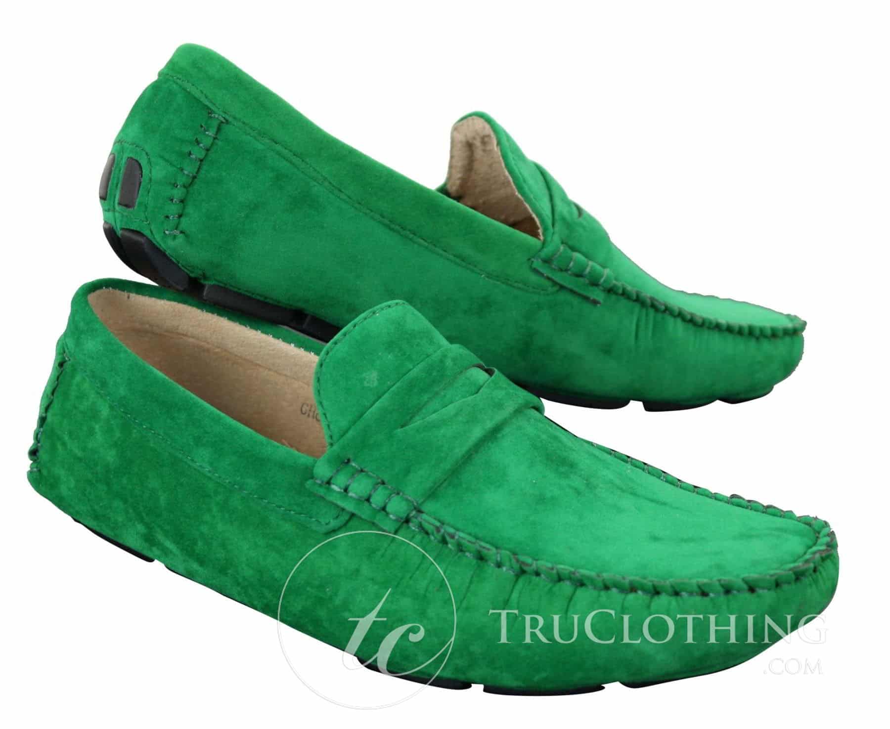 Sapatos masculinos de camurça, estilo mocassim, elegantes e casuais, nas cores marrom e bege.