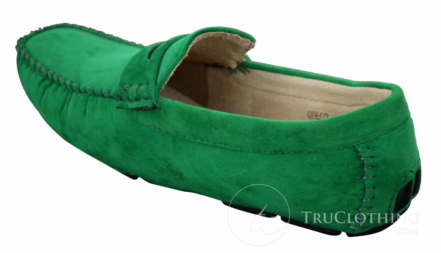 Sapatos masculinos de camurça, estilo mocassim, elegantes e casuais, nas cores marrom e bege.