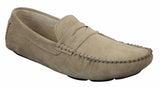 Sapatos masculinos de camurça, estilo mocassim, elegantes e casuais, nas cores marrom e bege.