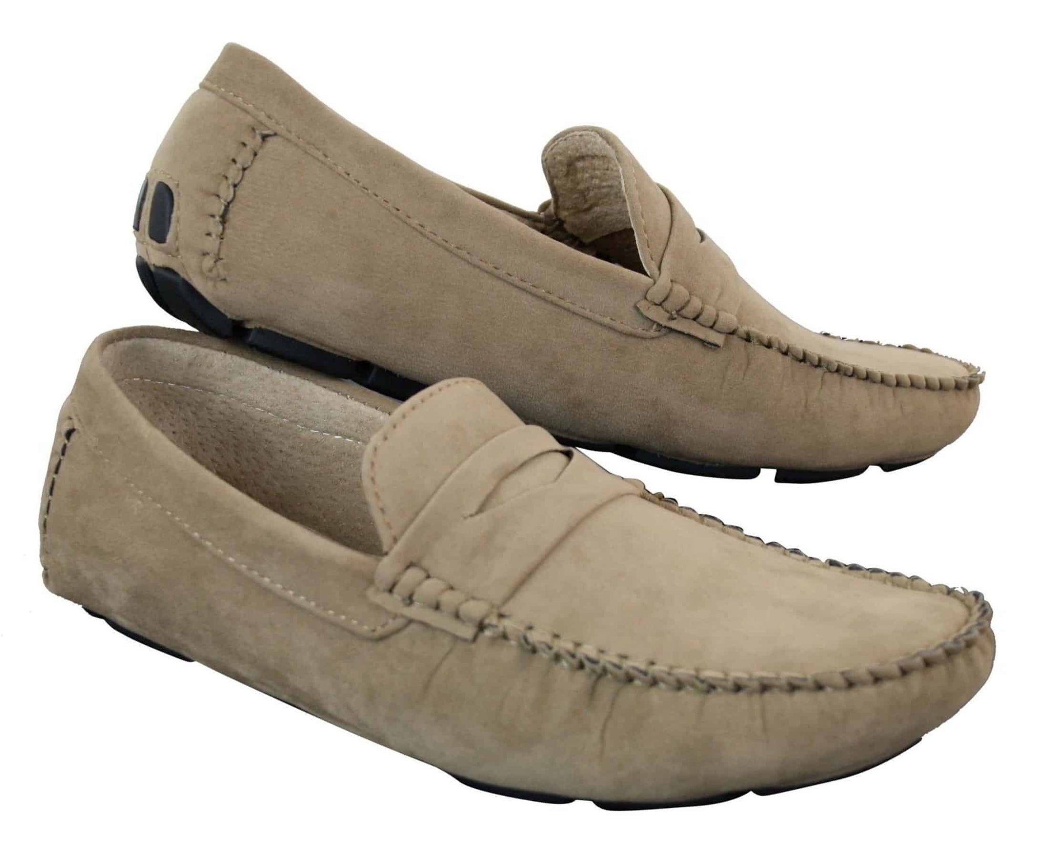Sapatos masculinos de camurça, estilo mocassim, elegantes e casuais, nas cores marrom e bege.