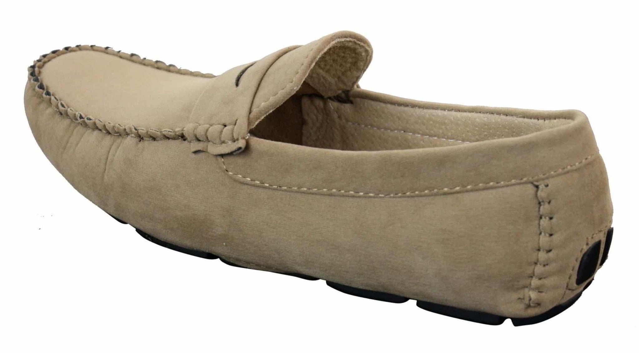 Sapatos masculinos de camurça, estilo mocassim, elegantes e casuais, nas cores marrom e bege.